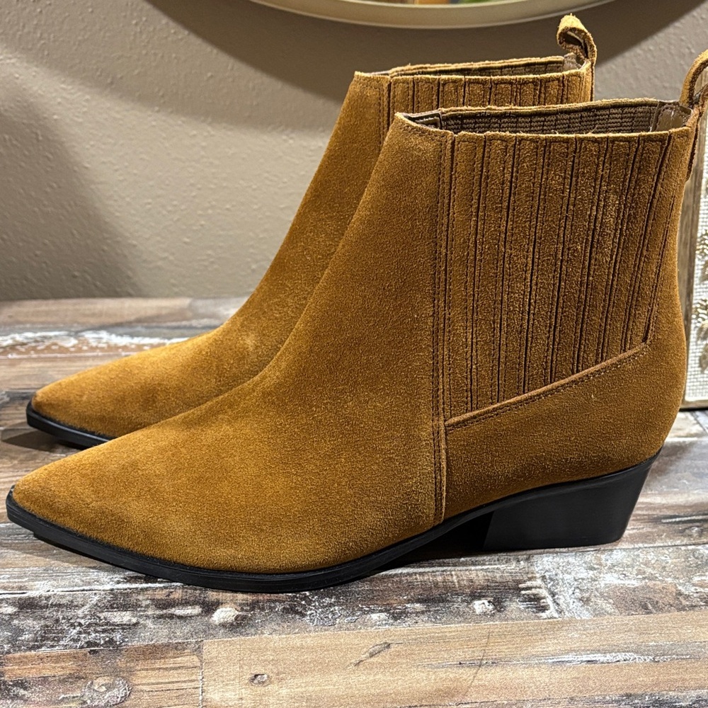 Like New! Marc Fisher Tan Suede Yarita Ankle Booties SZ 6.5 - Picture 5 of 11